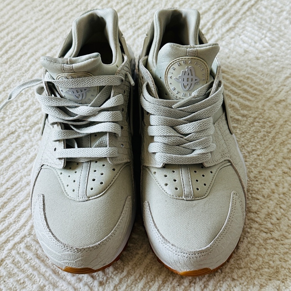 Nike Air Huarache Cream & White Gum Sole Size 8 - Picture 2 of 10